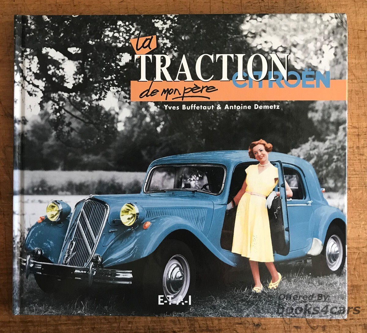 view cover of La Citroen Traction de mon pere by Yves Buffetaut & Antoine Demetz in French History Production and Information about the French car Hardcover with photographs 120 pages